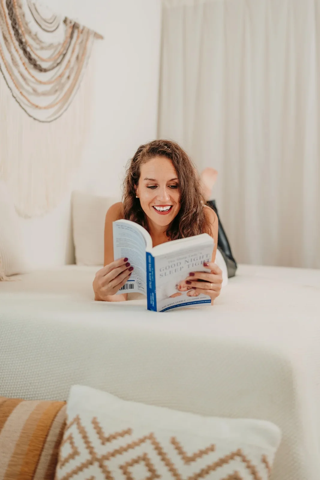 Esti mit einem Buch