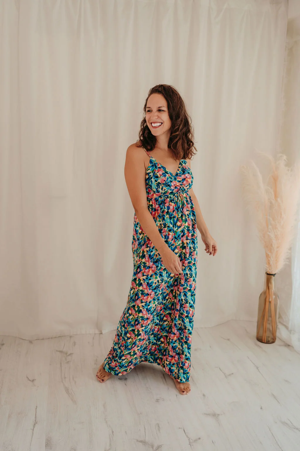 Esti Kempa im Blumenkleid